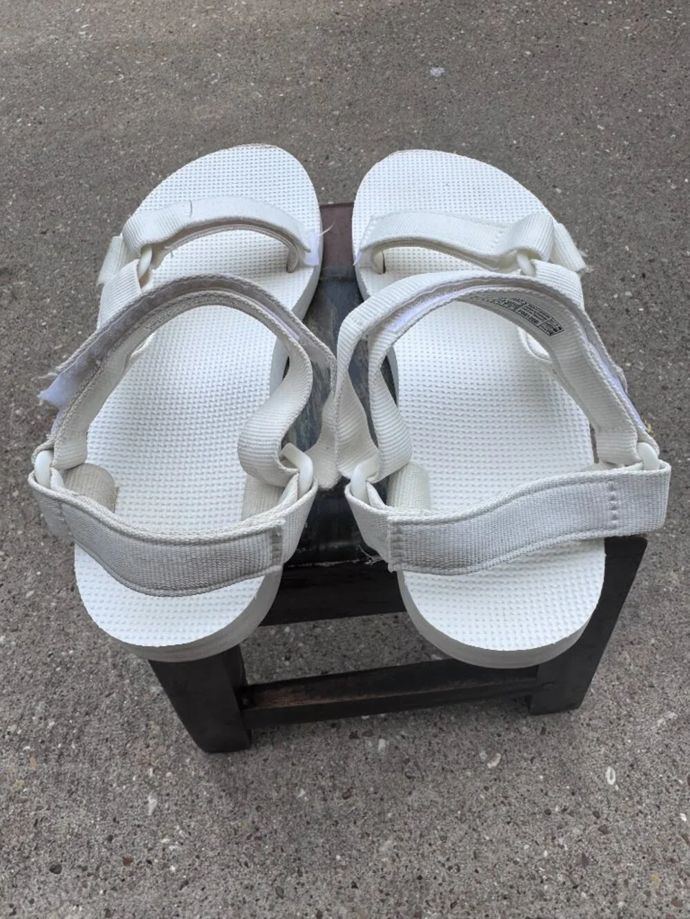 White Teva sz 7